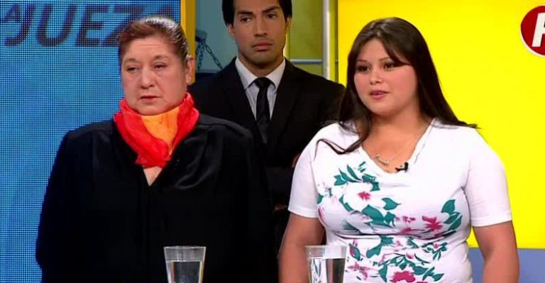 Hija y madre demandan al padre de familia pidiendo el divorcio y compensación económica
