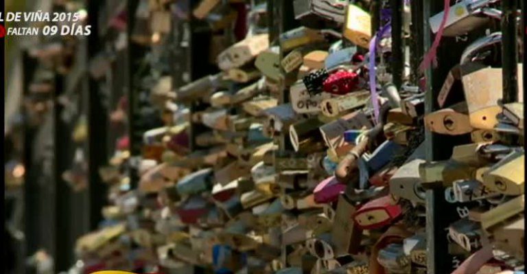 Puente de los enamorados: El acto simbólico de sellar el amor con un candado