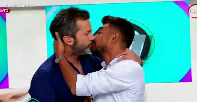 Cristián Sánchez y Andrés Caniulef se besaron para recrear las famosas Kiss Cam