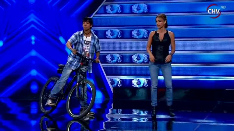 José Melitraro fue eliminado al instante y salió en bicicleta del estudio de Talento Chileno