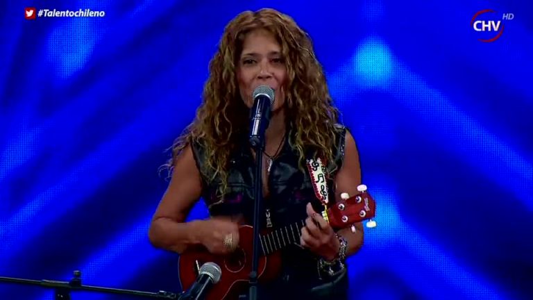 Pamela Vargas sorprende interpretando tema de Linda Perry con su Ukelele