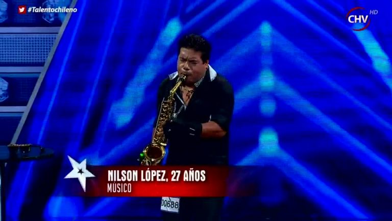 Nilson López encandiló al público con su saxofón y sus luces de neón