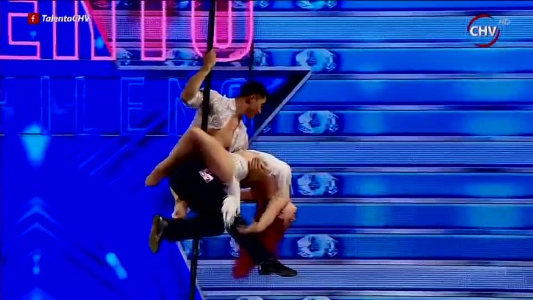Bailarines de Pole Dance demostraron toda su sensualidad en el mástil aéreo