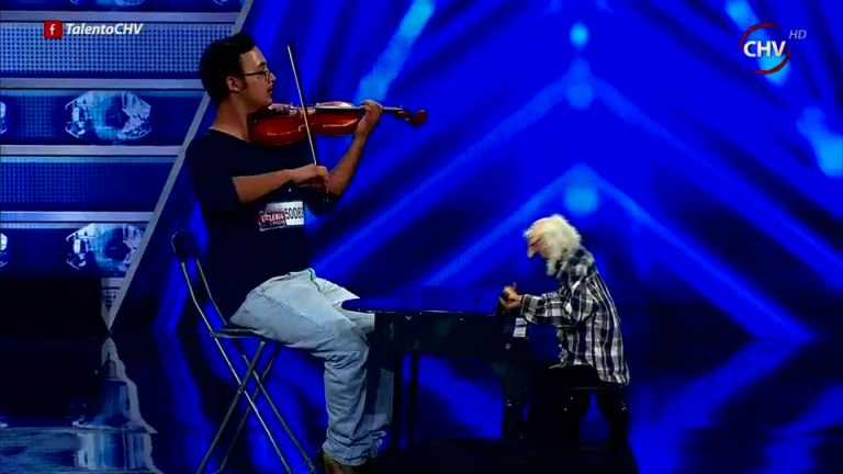 Javier y Sherlock encantaron al jurado y pasaron directo a la gala de Talento Chileno