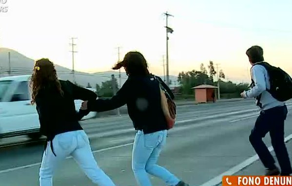 Peatones irresponsables arriesgan sus vidas en autopistas