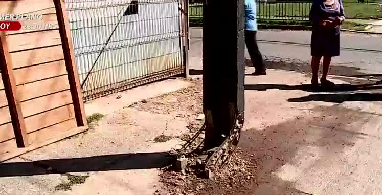 Vecinos de La Pintana en alerta por riegoso poste a punto de caer