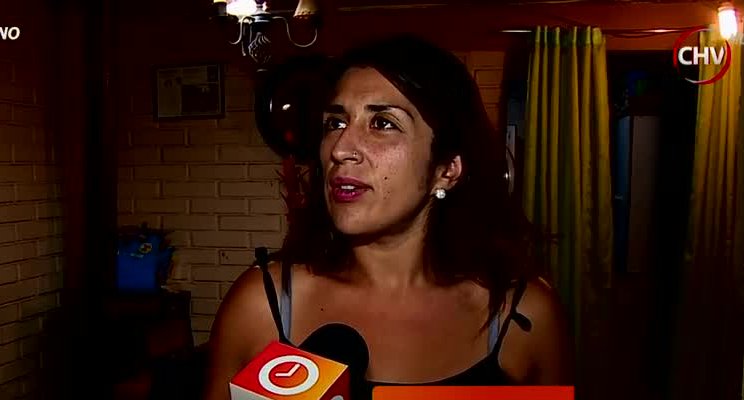 Polémica por caso de mujer que advierte con carteles que su ex la quiere matar