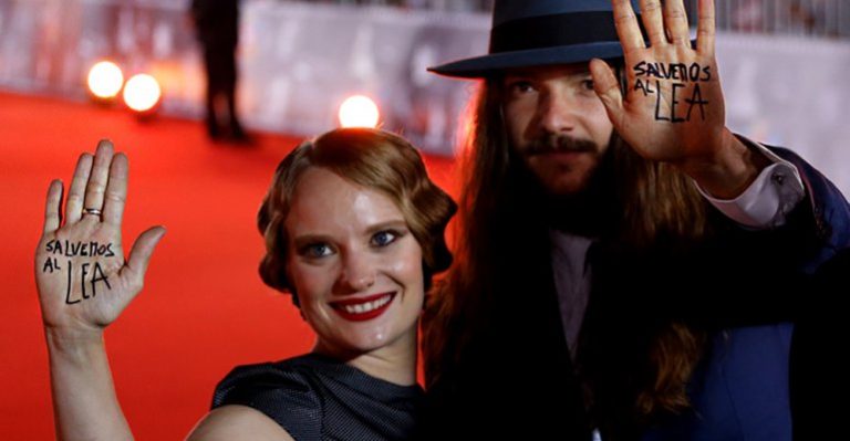 Alumnos del Liceo Experimental Artístico LEA tienen clases en plena calle