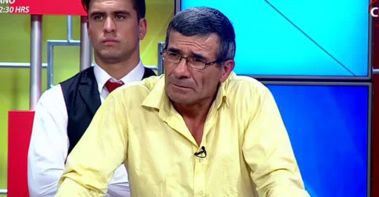 Ex pareja en conflicto por divorcio y propiedad