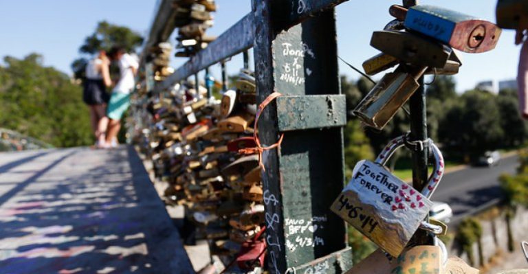 ¿Se caerá el puente de los candados? Estructura podría ceder con el peso