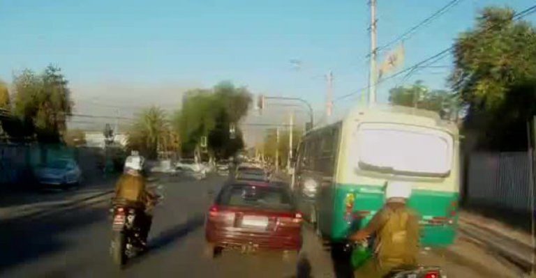 El peligroso actuar de delincuentes que huían en un vehículo robado