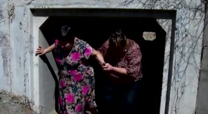 Habitantes de Coronel denuncian que deben cruzar carretera por ducto de alcantarillado