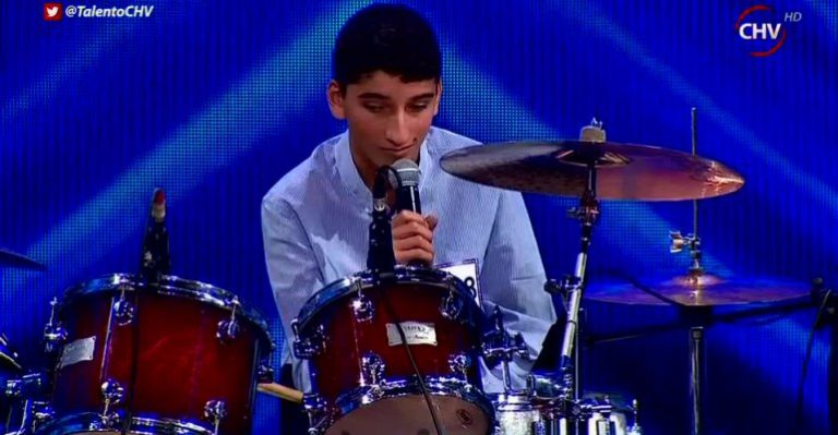 Giovanni sorprende tocando batería y demuestra que nada es imposible