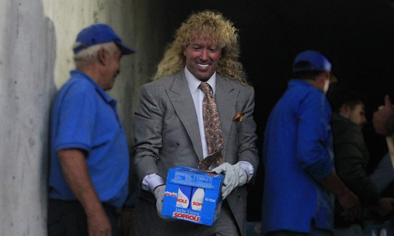 Farkas llegó con camiones al norte y repartió leche, agua y abarrotes en Copiapó  (1/2)