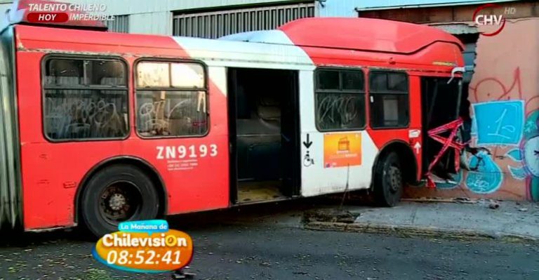 13 lesionados dejó choque de Transantiago en Santiago Centro