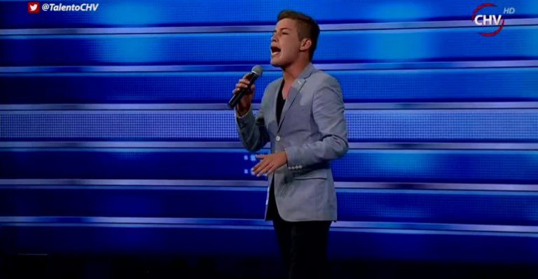 Johan entregó su pasión por la salsa y su canto se llevó el aplauso en Talento Chileno