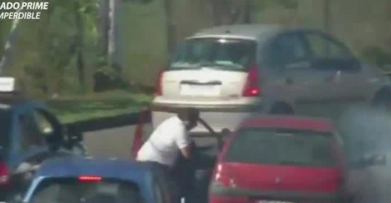 Conductas imprudentes: Bajan del vehículo a chofer que manejaba ebrio