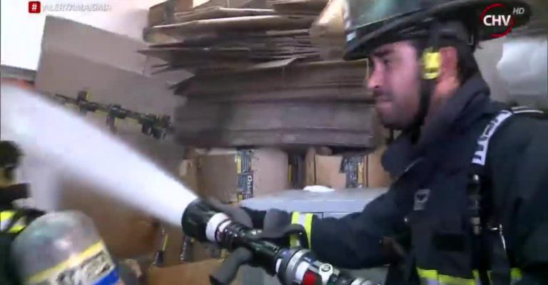 Bomberos rescató gato y luchó por apagar incendio en Recoleta