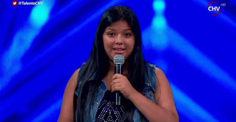 Con su potente voz Nathaly Alfaro convenció al jurado para clasificar a la gala