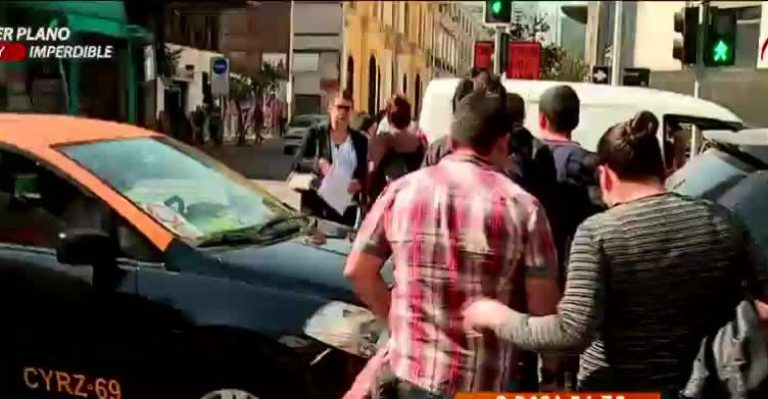 Mira a algunos automovilistas que no respetan las señaléticas