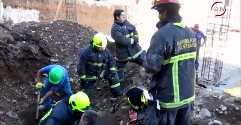 Bomberos acudió al rescate de obrero que le cayó un muro encima