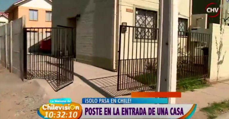Solo pasa en Chile: Poste pegado a la entrada de una casa - Parte 2