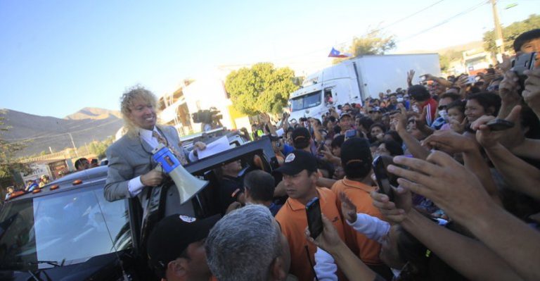 Farkas a lo rockstar: con megáfono en mano repartió víveres en el norte