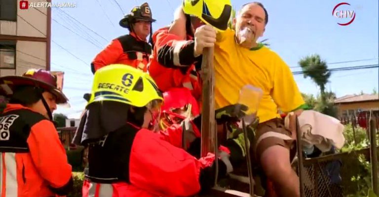 Hombre es socorrido después de enterrarse fierro una de sus piernas