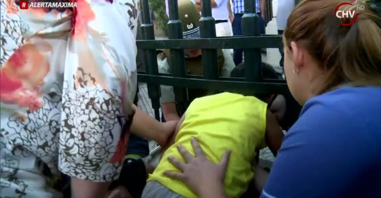 Bomberos rescata a menor que atrapó su cabeza en reja de Biblioteca Nacional