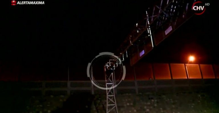 Carabineros acude al rescate de mujer que dormía en señalética de autopista