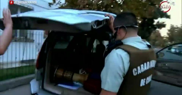 Fanático del fútbol dejó su camioneta completamente abierta tras llegar atrasado al partido