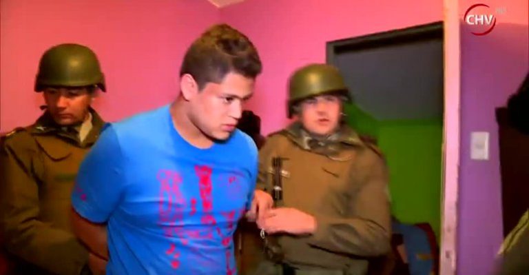 Sujetos escondidos bajo la cama, fueron atrapados por carabineros