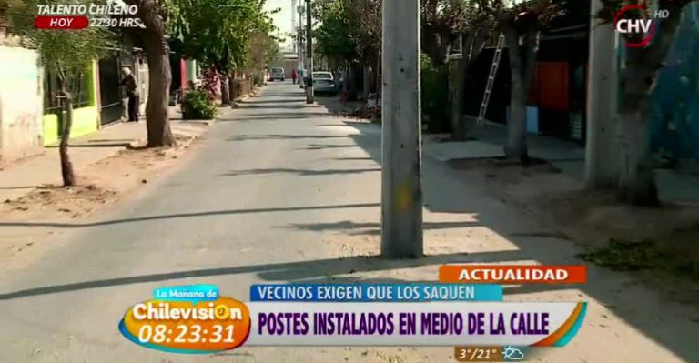 Vecinos de Lo Espejo viven con postes en instalados en medio de la calle hace 56 años