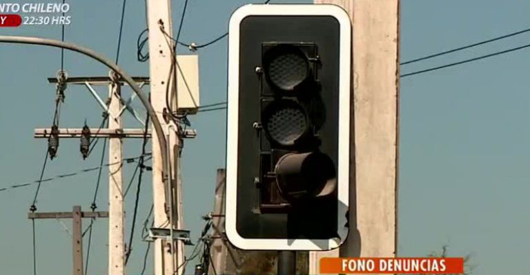 Muro al medio de una calle en concurrida calle de Providencia