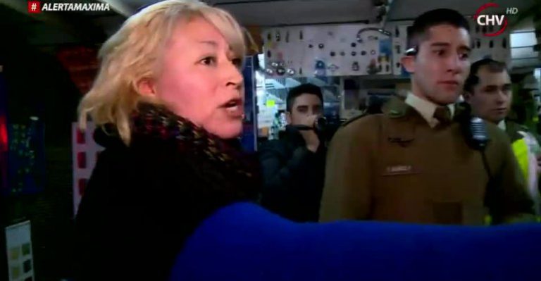 Mujer denuncia ser amenazada tras pedir cambio de enchufe en mal estado