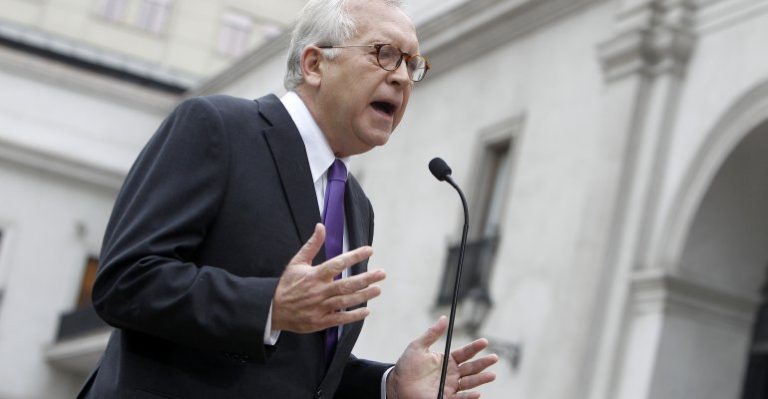 Burgos sale al paso de críticas a fuerzas policiales y recalca respaldo del Gobierno