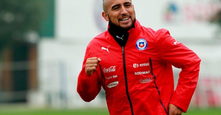 El Rey Arturo llegó a Chile y saludó a sus fans en el aeropuerto