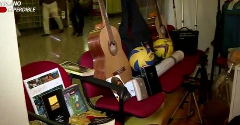 Mire los objetos olvidados por pasajeros del Metro, aerolíneas y restaurantes