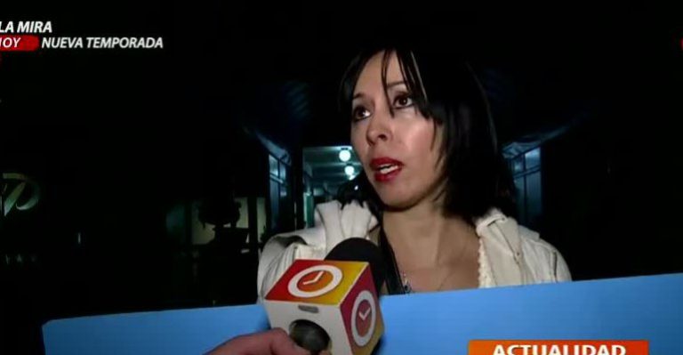 Bailarina protesta afuera de night club exigiendo pago de demanda