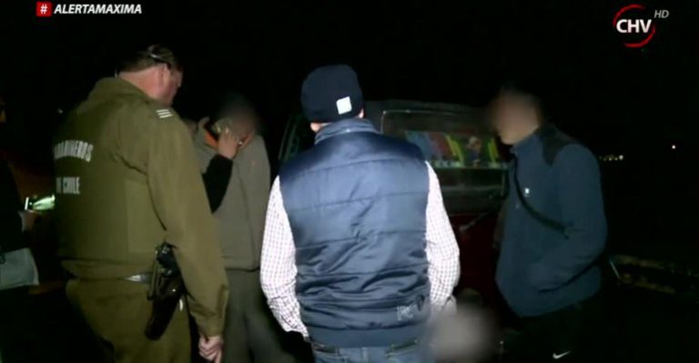 Amigos que se estacionaron en el cerro fueron sorprendidos por Carabineros