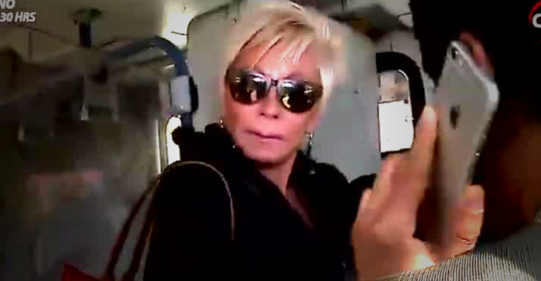 Raquel Argandoña intentó evadir preguntas sobre hostigamiento laboral subiendo al Transantiago