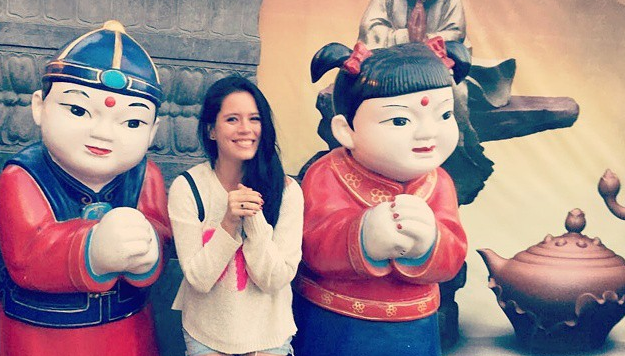 Angie Alvarado pasa sus vacaciones en China y tendría pensado no volver a Chile