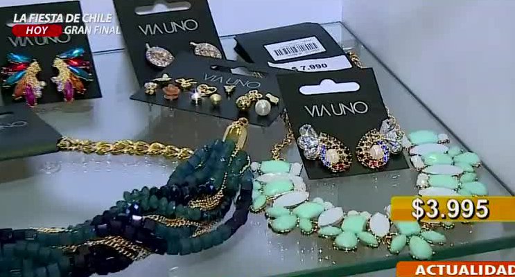 Tiendas del centro de Santiago realizan venta nocturna con descuentos