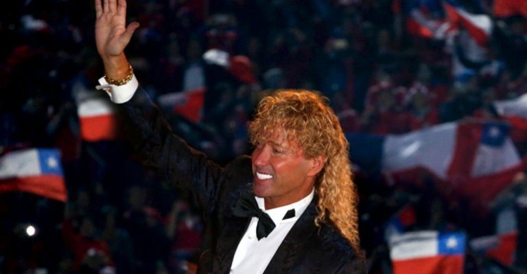 Leonardo Farkas regaló 40 mil banderas y se fue campeón regalando billetes