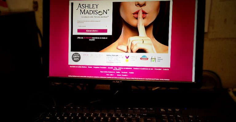 Hackers que vulneraron sitio de citas Ashley Madison tendrían fotos íntimas de 30 millones de usuarios