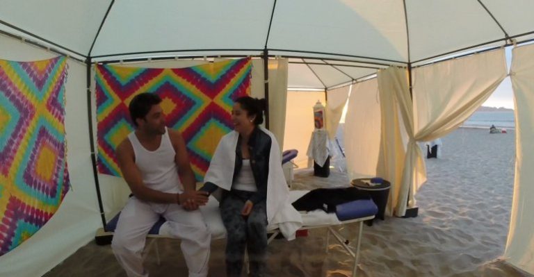 Mira el intenso coqueteo entre María y su masajista argentino