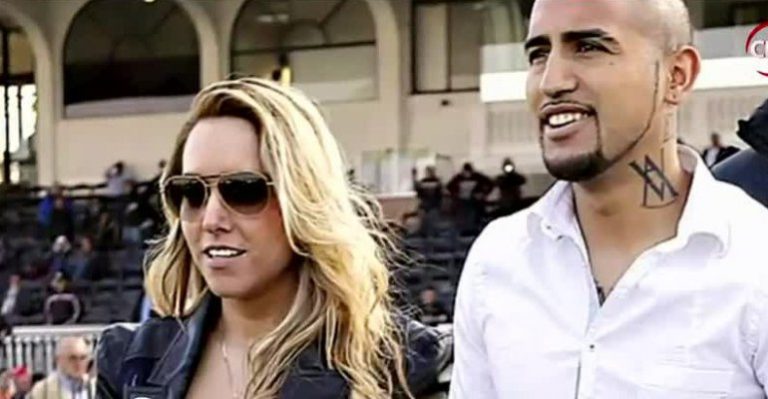 La esposa de Arturo Vidal llegó con guardaespaldas al Estadio Nacional
