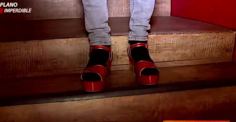 Hombres sintieron lo que es caminar con tacos por las calles de Santiago