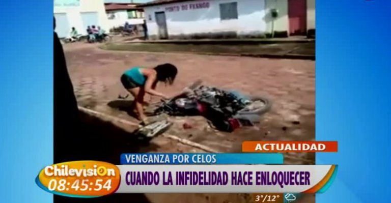 Mujer invadida por los celos, rompe la moto de su pareja