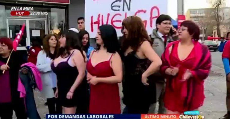 Por reformas laborales: Mujeres protestan en ropa interior